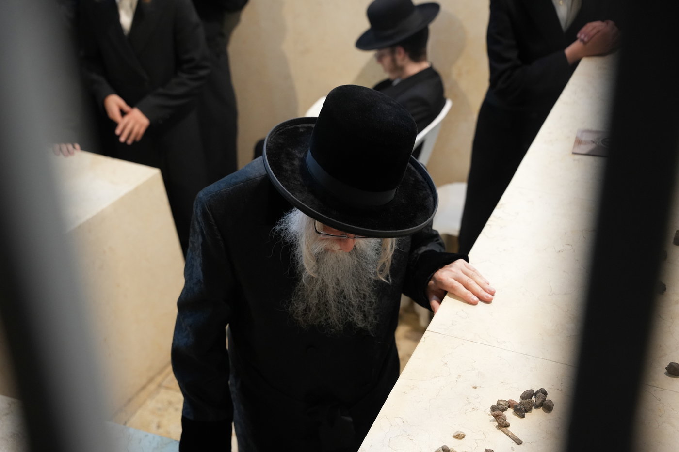 הגה"צ רבי יצחק לאזער בקברי צדיקים