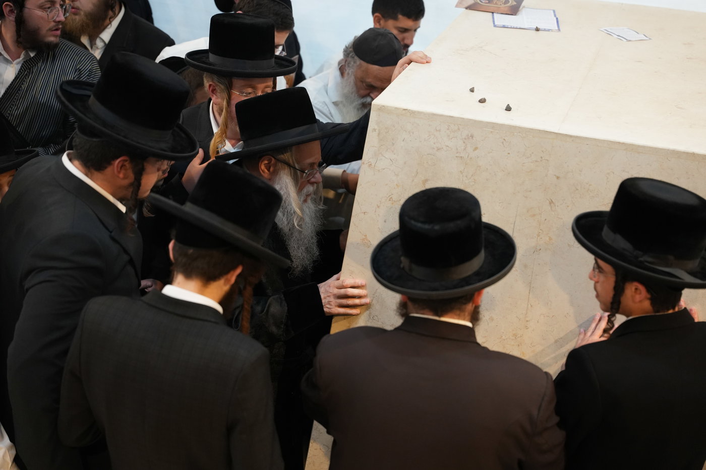 הגה"צ רבי יצחק לאזער בקברי צדיקים