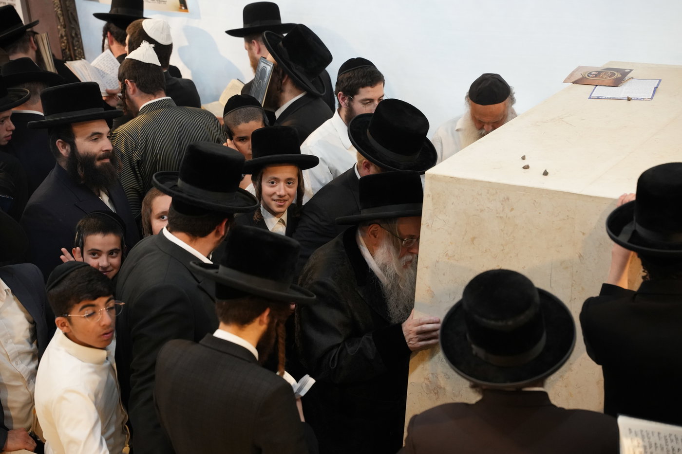 הגה"צ רבי יצחק לאזער בקברי צדיקים