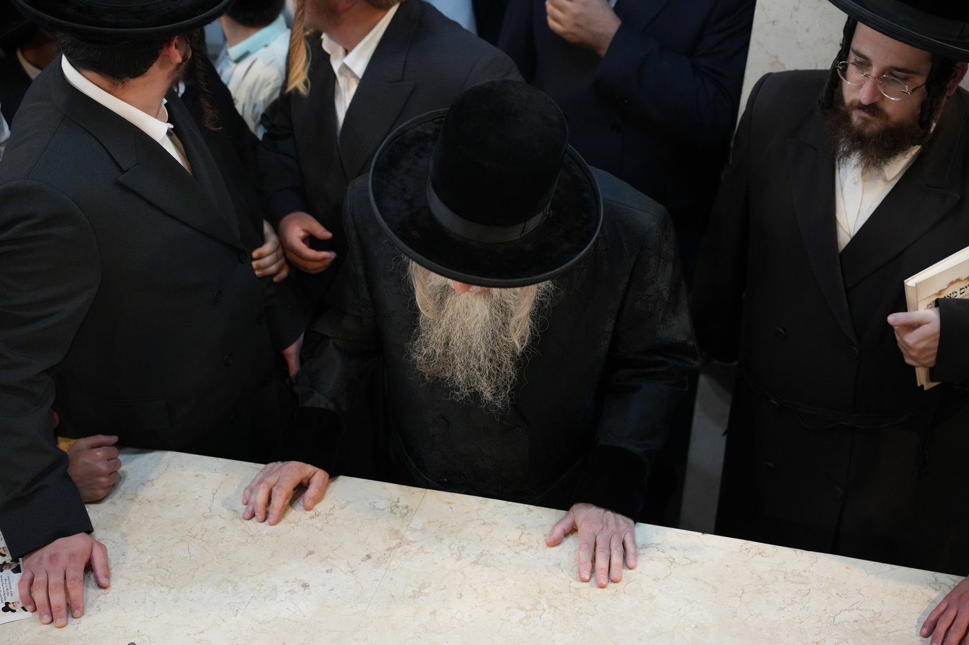 הגה"צ רבי יצחק לאזער בקברי צדיקים
