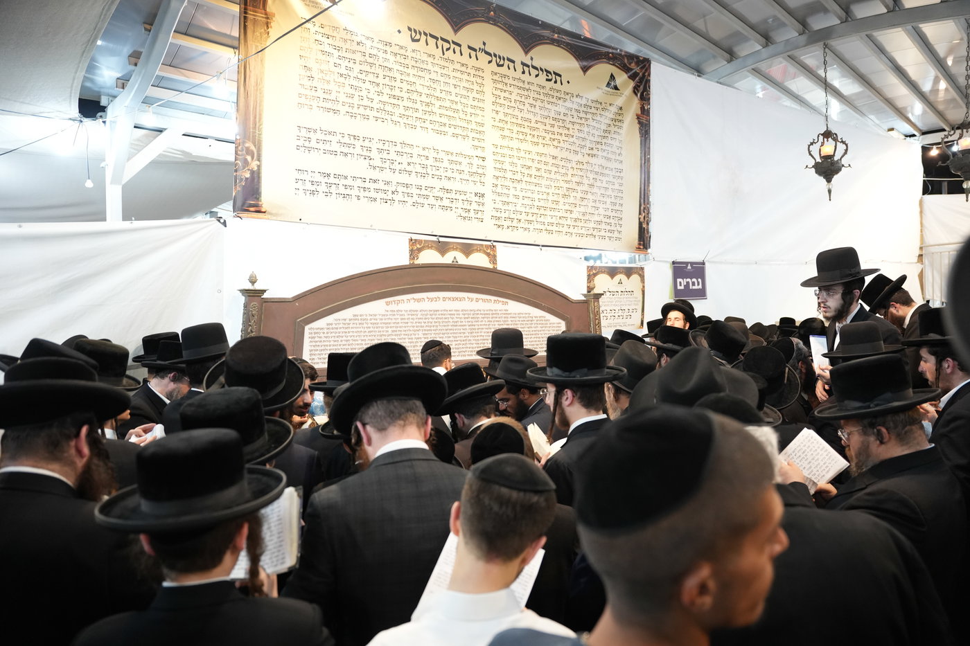 הגה"צ רבי יצחק לאזער בקברי צדיקים