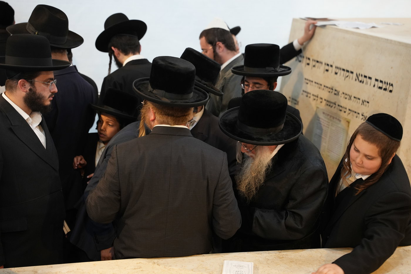 הגה"צ רבי יצחק לאזער בקברי צדיקים