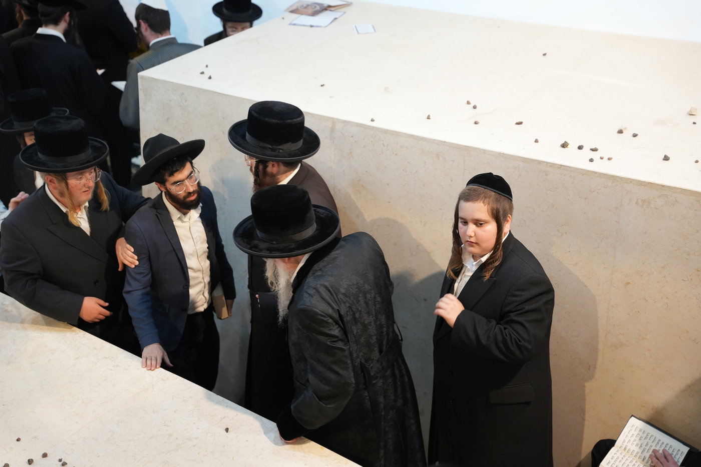 הגה"צ רבי יצחק לאזער בקברי צדיקים