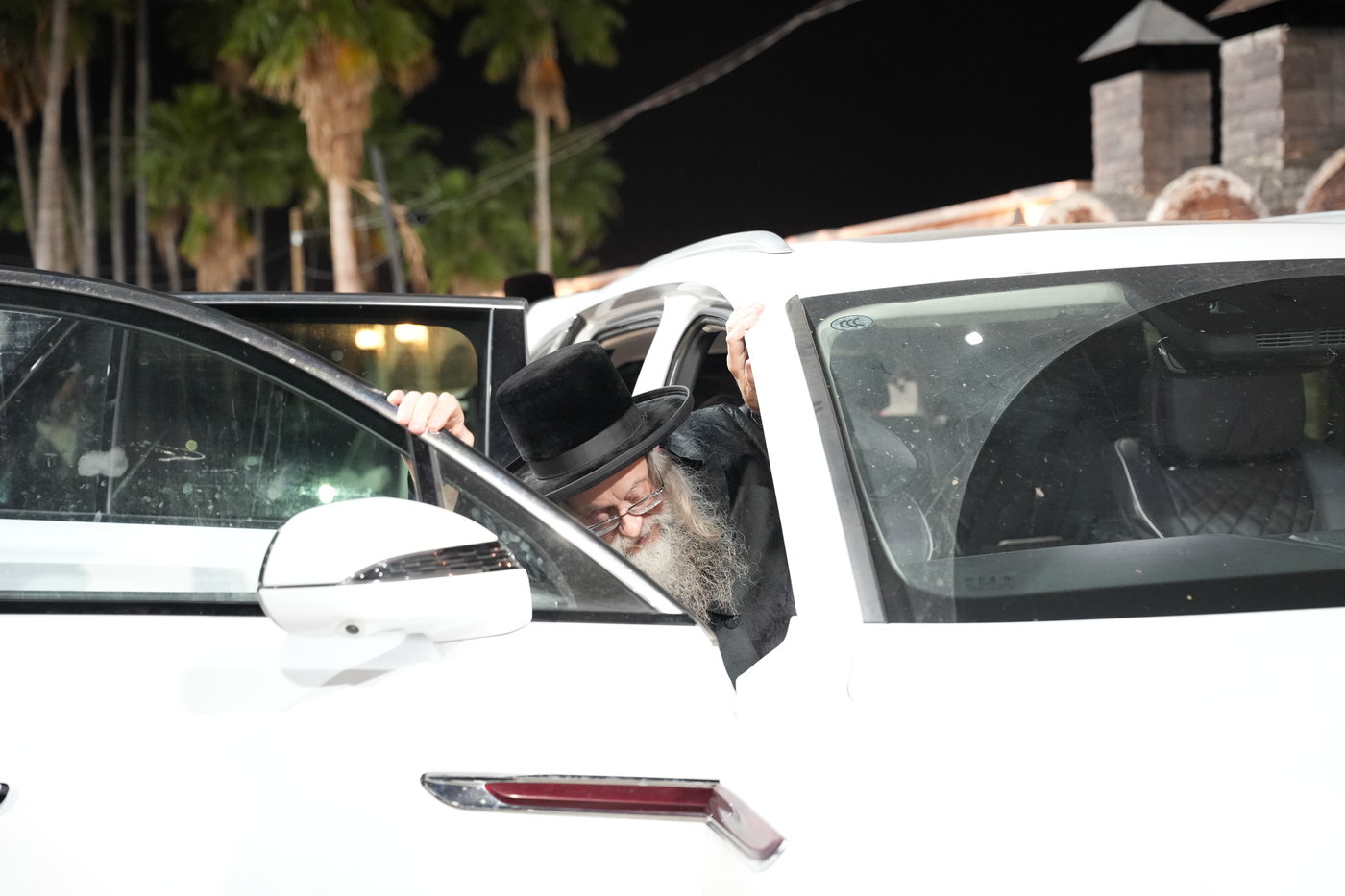 הגה"צ רבי יצחק לאזער בקברי צדיקים