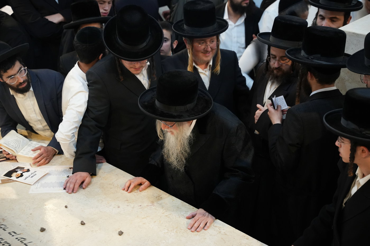 הגה"צ רבי יצחק לאזער בקברי צדיקים