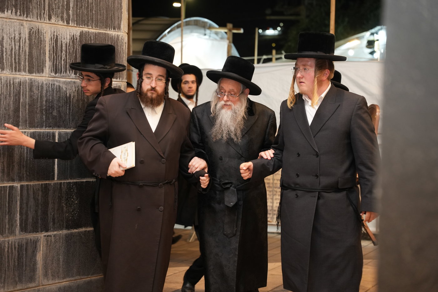 הגה"צ רבי יצחק לאזער בקברי צדיקים