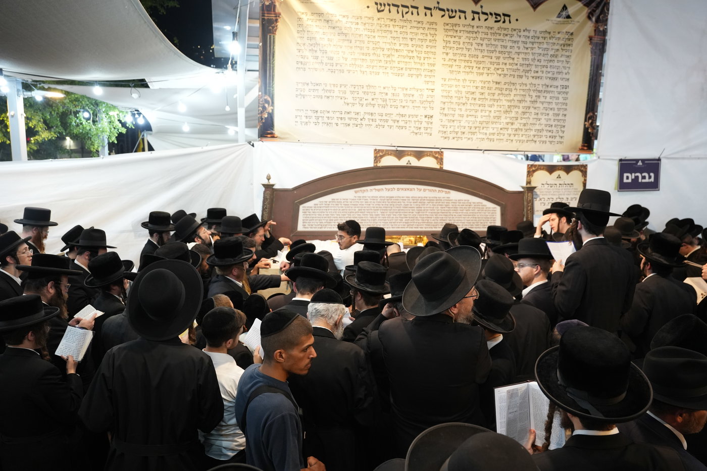 הגה"צ רבי יצחק לאזער בקברי צדיקים