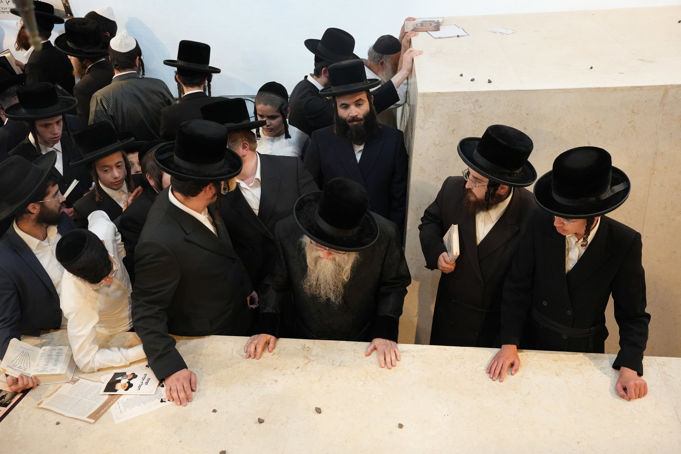 הגה"צ רבי יצחק לאזער בקברי צדיקים