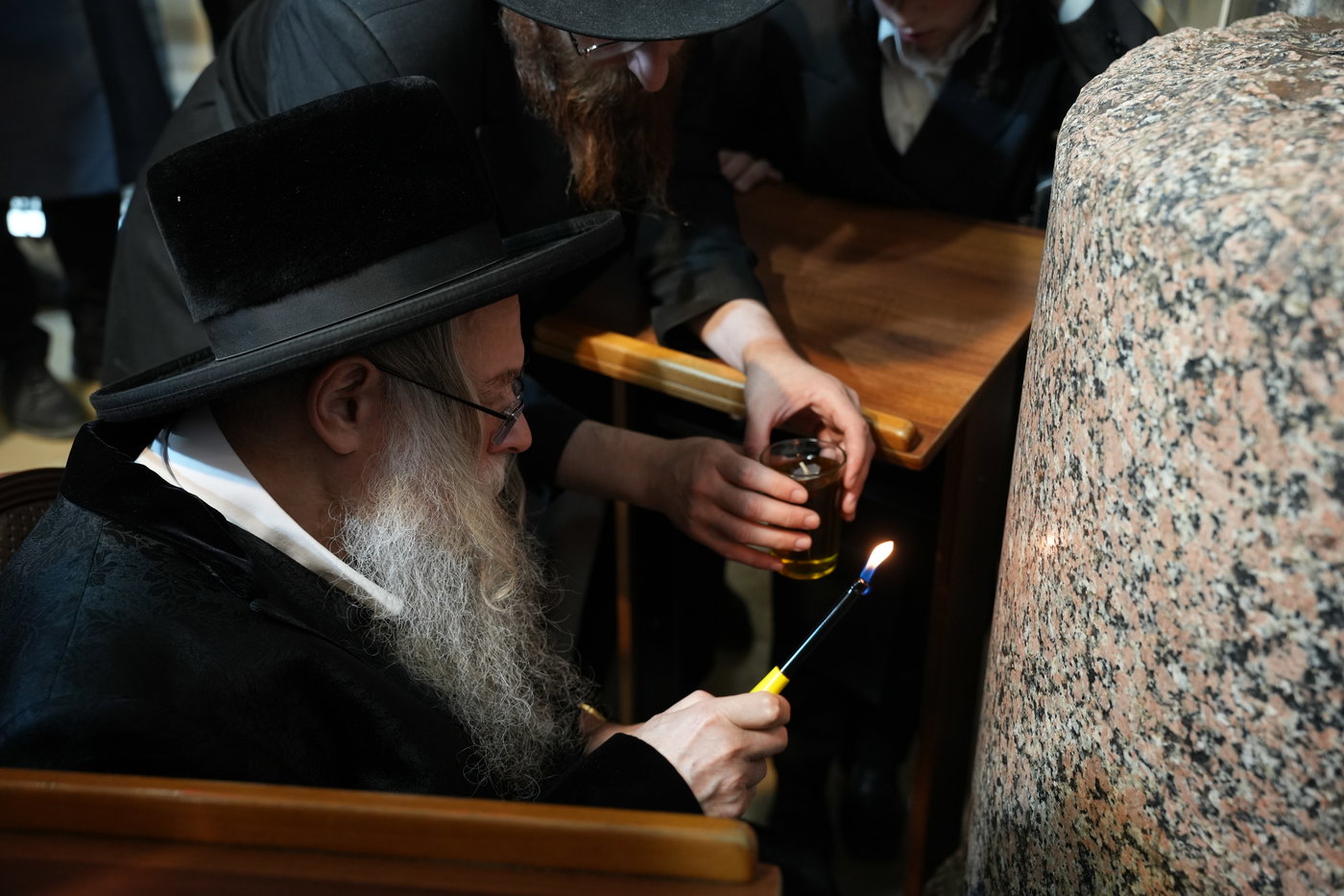 הגה"צ רבי יצחק לאזער בקברי צדיקים