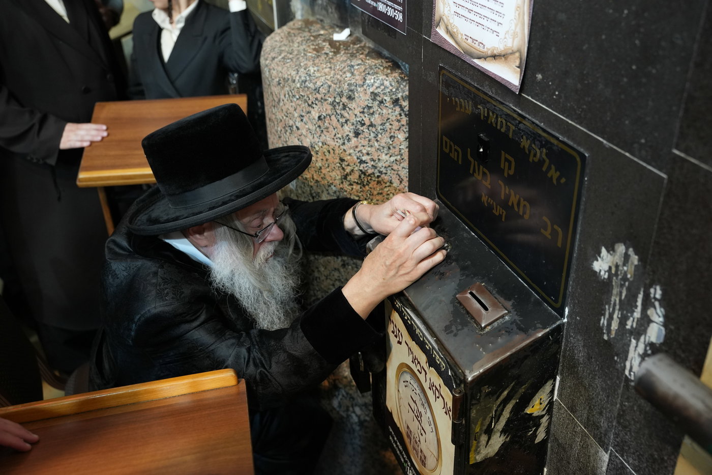 הגה"צ רבי יצחק לאזער בקברי צדיקים