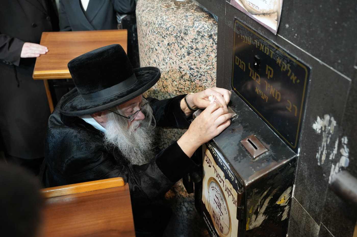הגה"צ רבי יצחק לאזער בקברי צדיקים