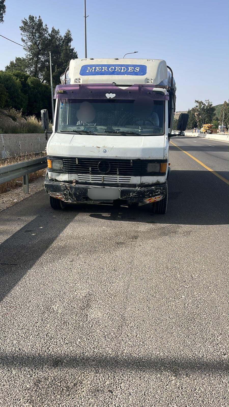 המשטרה נדהמה: תראו איך הנהג הפלסטיני נאלץ לפתוח את דלת המשאית שלו