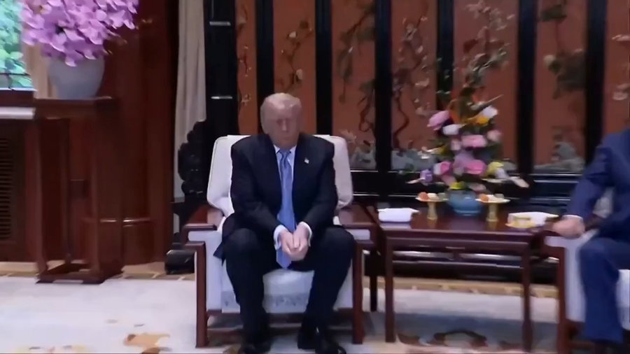 טראמפ והכיסא הנמוך