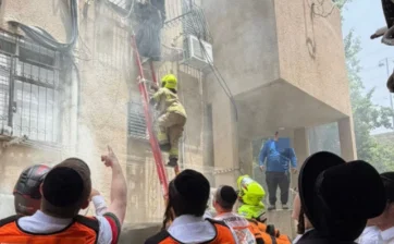 שריפה כבדה בבניין של האדמו"ר, אימהות צעירות ותינוקות חולצו מהאש