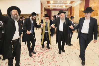 מכל הזרמים; הרבנים החסידיים והליטאים פיזזו יחדיו בשמחת הנישואין בבני ברק