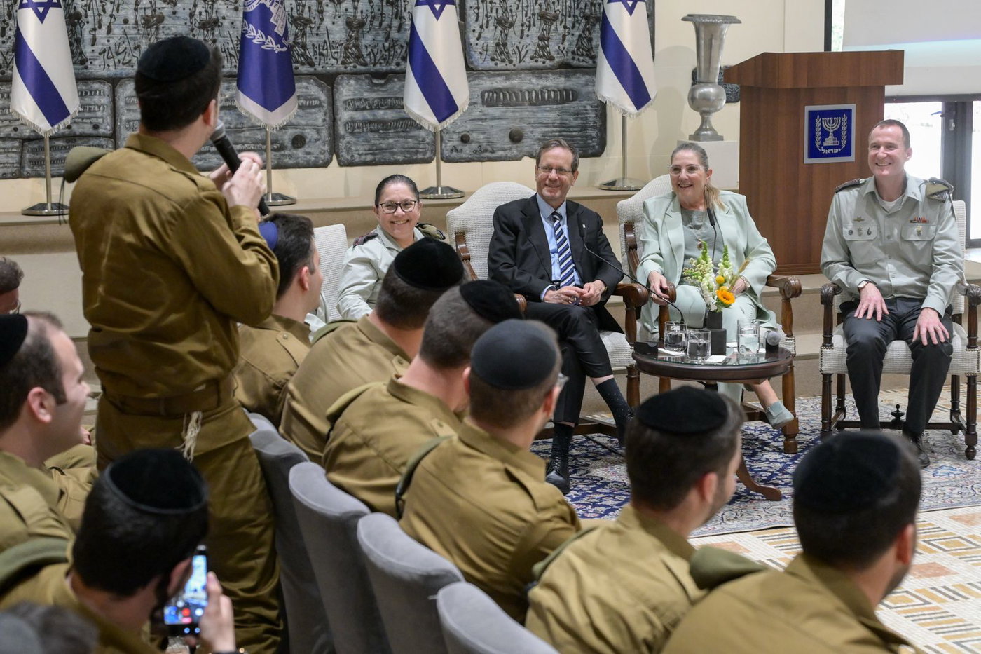 החיילים החרדים מול הנשיא 
