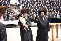 האדמו" מראחמיסטריווקא בהכנסת בפר תורה עם זוכה יד לאחים