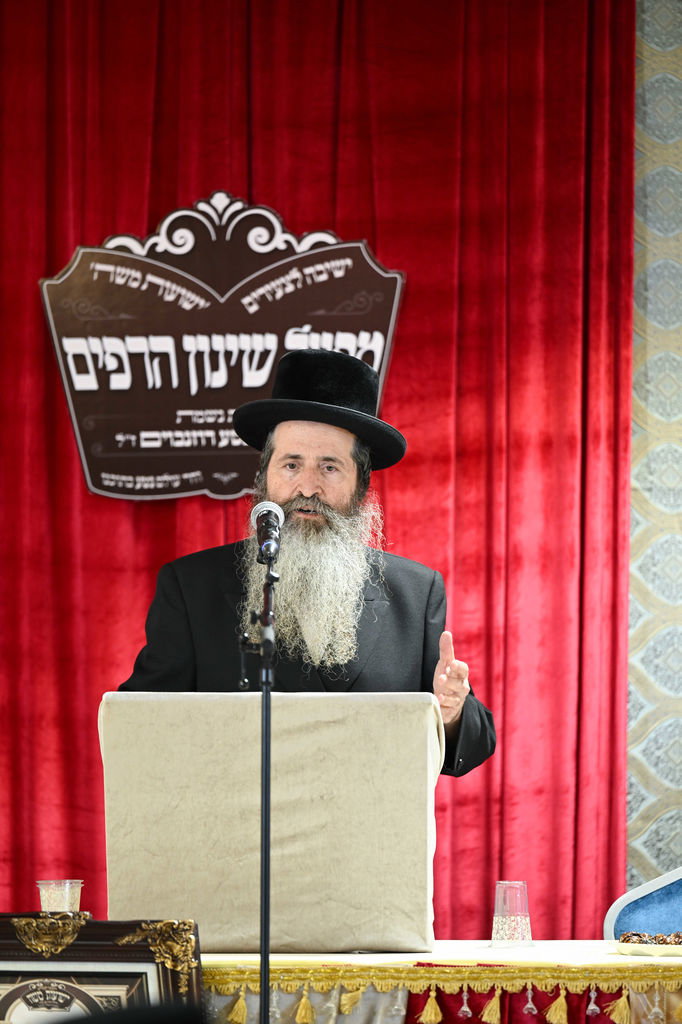 חלוקת פרסים בישיבת ויז'ניץ