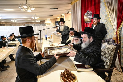 הגה"צ רבי חיים מאיר הגר בחלוקת פרסים בישיבת ויז'ניץ