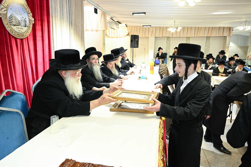חלוקת פרסים בישיבת ויז'ניץ