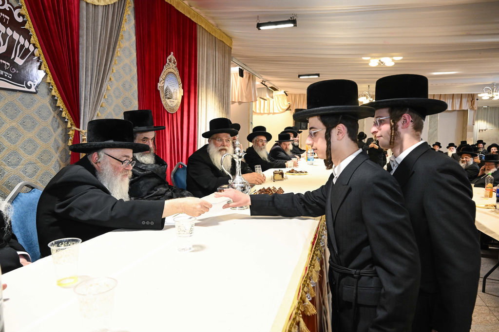 חלוקת פרסים בישיבת ויז'ניץ