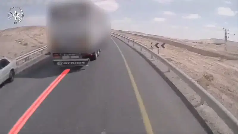 "תודה שלא הרגת מישהו": נהג משאית נתפס עוקף בקו רצוף ונעצר | צפו