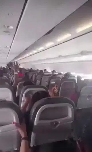 המטוס מיטלטל בתוך מערבולת האוויר