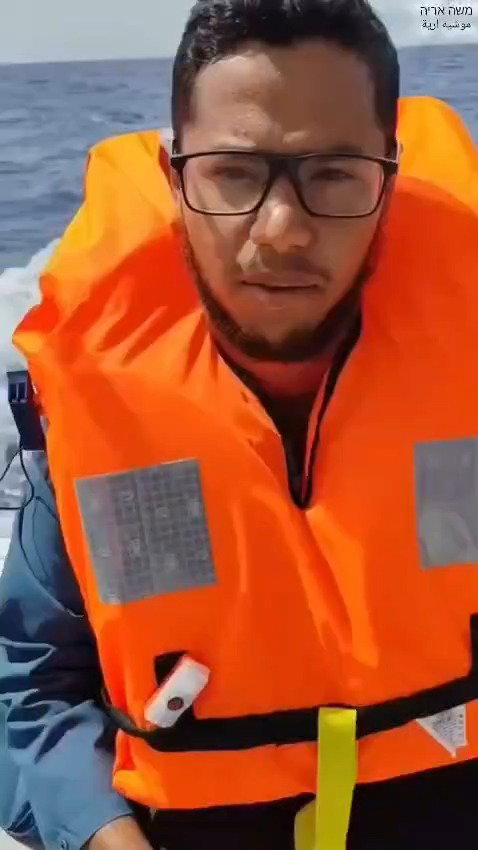 תיעוד מסיפון המשט: זורקים חפצים כדי שהציונים לא ייקחו