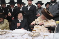 הגה"צ רבי יעקב מאיר שכטר בברית אצל האדמו"ר מתולדות אברהם יצחק