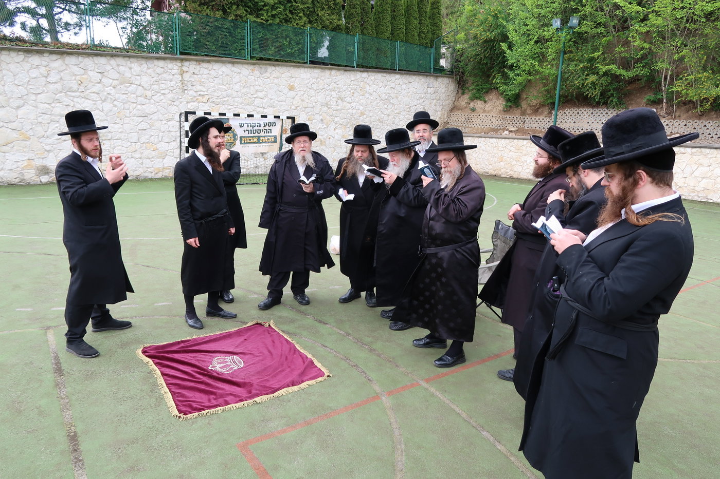 האדמו"ר מקוזמיר על ציון זקינו הרה"ק ר' יחזקאל מקוזמיר זי"ע