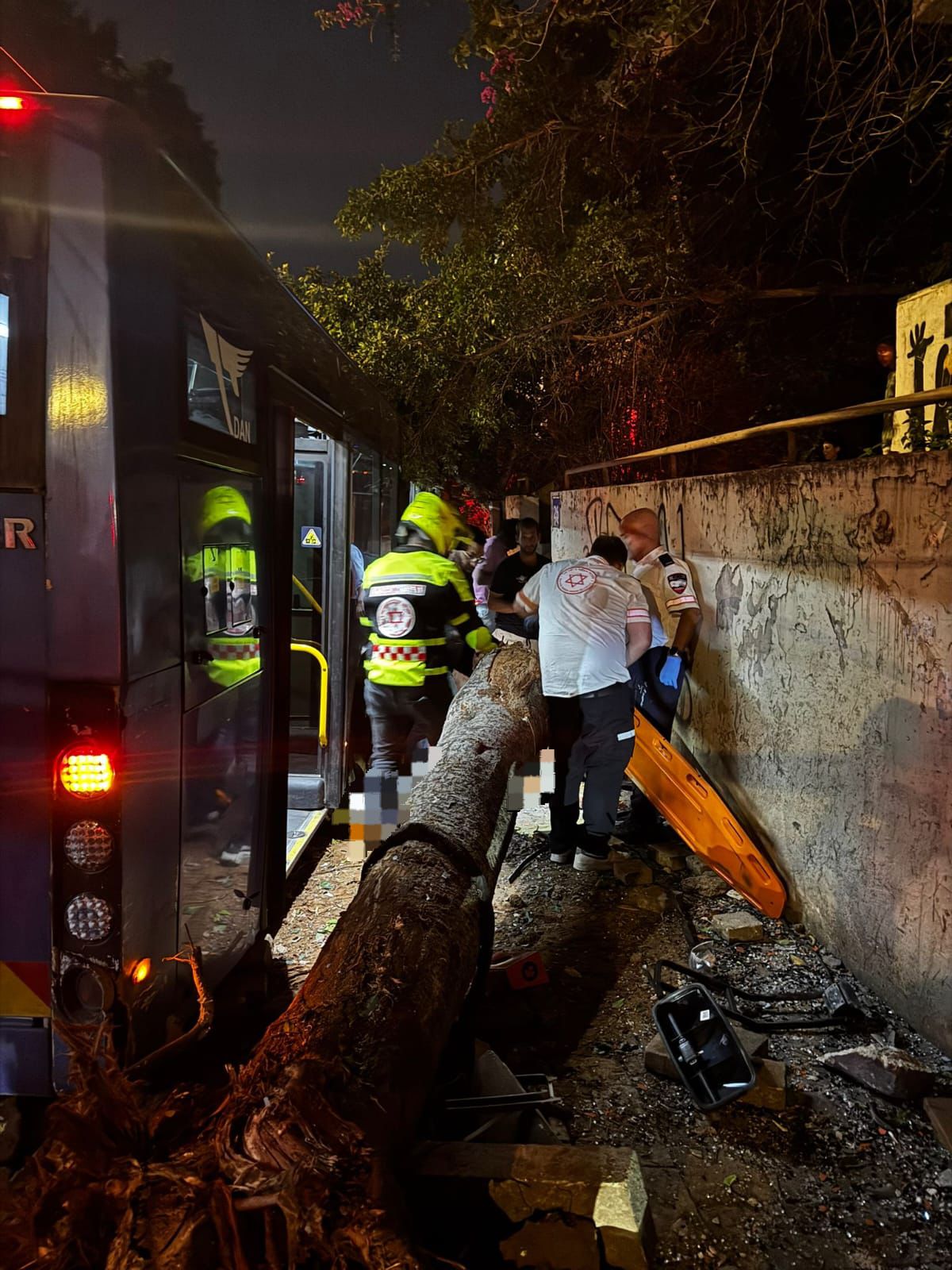 חשד לפיגוע: אוטובוס התנגש בעץ בתל אביב, פצועים אנוש וקשה