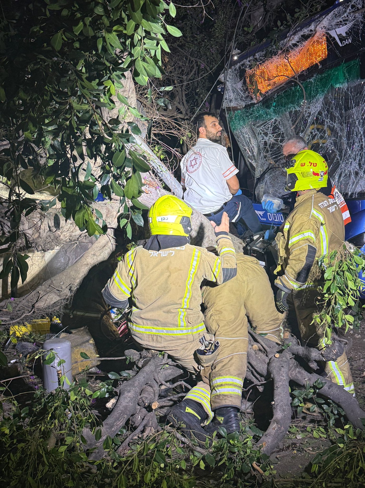 חשד לפיגוע: אוטובוס התנגש בעץ בתל אביב, פצועים אנוש וקשה