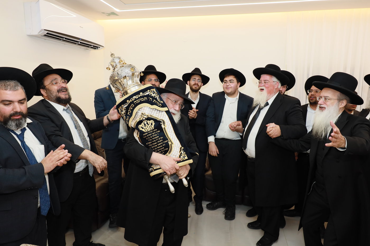 הכנסת ספר תורה לישיבת "באר התלמוד - חזון יחזקאל"