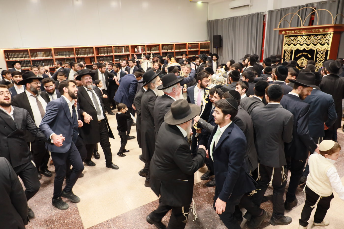 הכנסת ספר תורה לישיבת "באר התלמוד - חזון יחזקאל"
