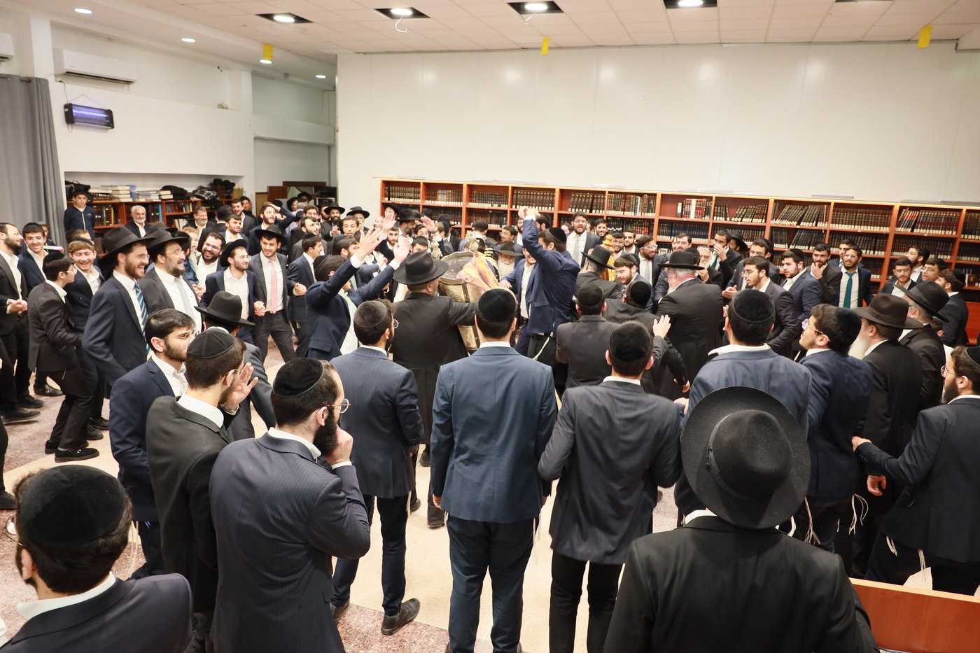 הכנסת ספר תורה לישיבת "באר התלמוד - חזון יחזקאל"