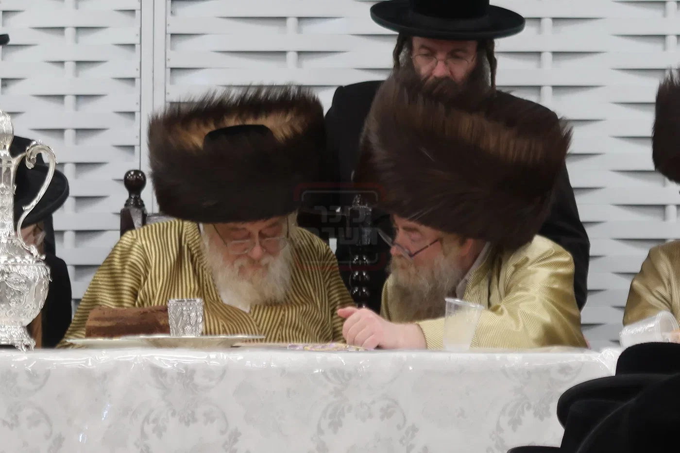 הרה"צ רבי ישראל יוסף קאהן עם אביו האדמו"ר מתולדות אהרן