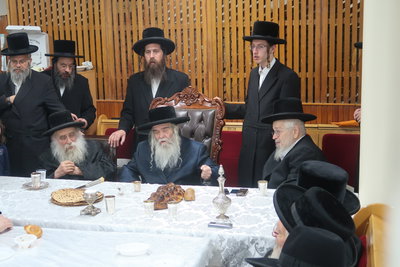 האדמו"ר מקרעטשניף י-ם בכפר עטה 