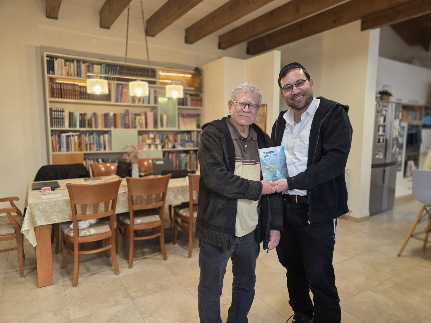 כותב השורות ישראל שפירא והארכיאולוג יוסי סטפנסקי שמקבל את ספרו "המקומות הקדושים בלבנון" בו משוקעים מעט מחידושיו