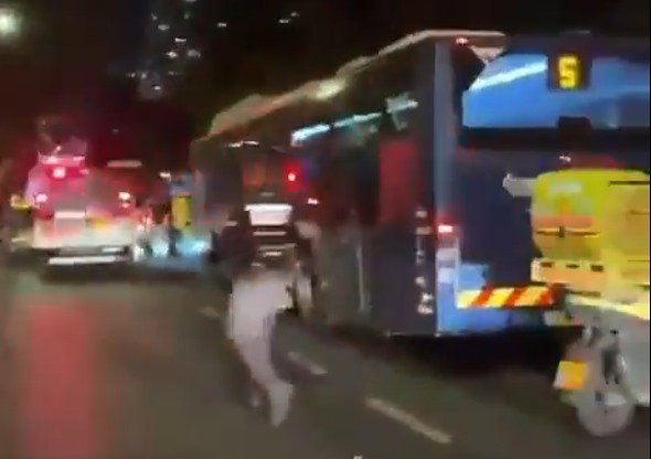 דיווח ראשוני: אוטובוס התנגש בעץ בתל אביב, הרוג ומספר פצועים קשה