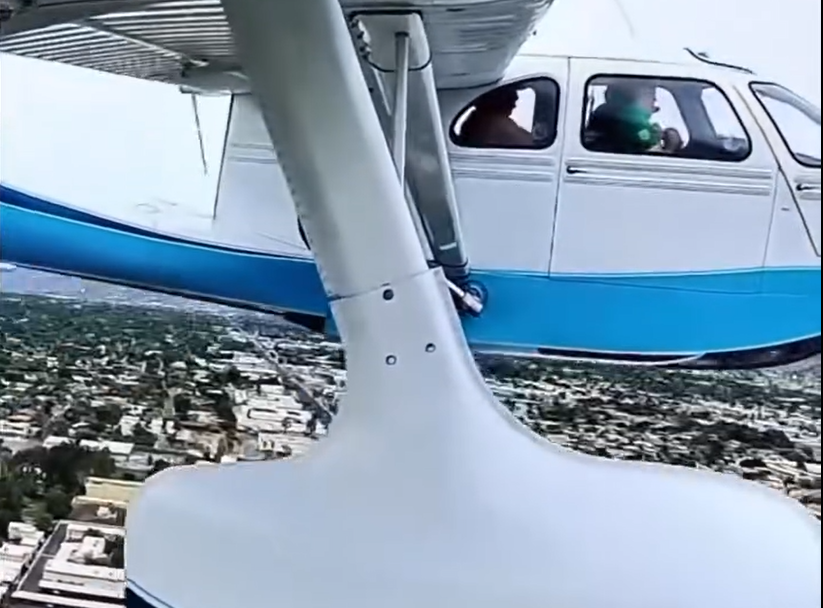 המטוס צולל לכביש