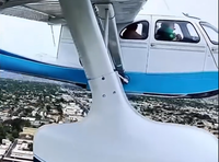 המטוס צולל לכביש