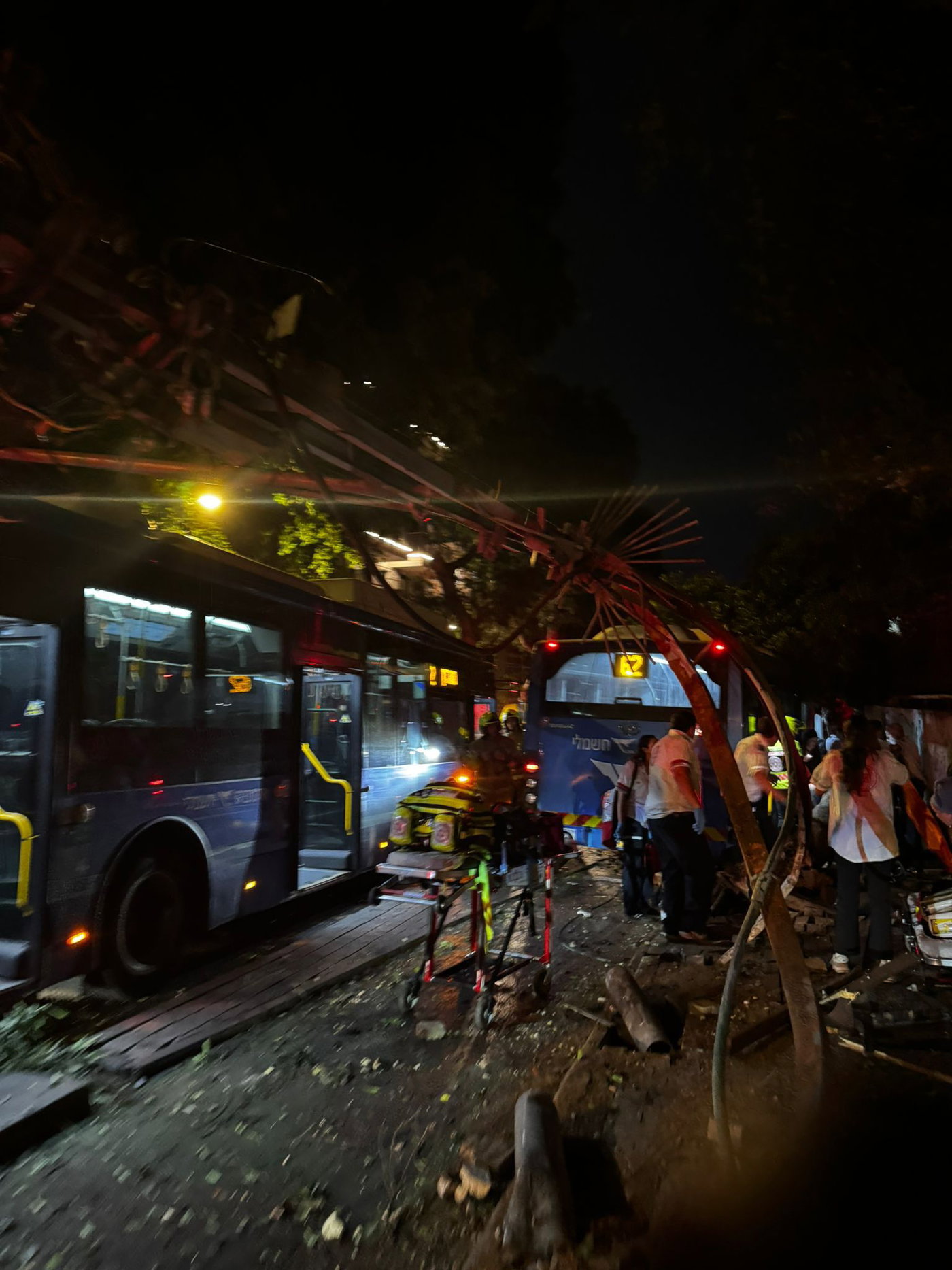 חשד לפיגוע: אוטובוס התנגש בעץ בתל אביב, פצועים אנוש וקשה