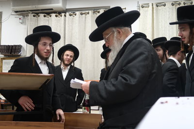 האדמו"ר מפינסק קרלין בביקור בישיבתו בבני ברק