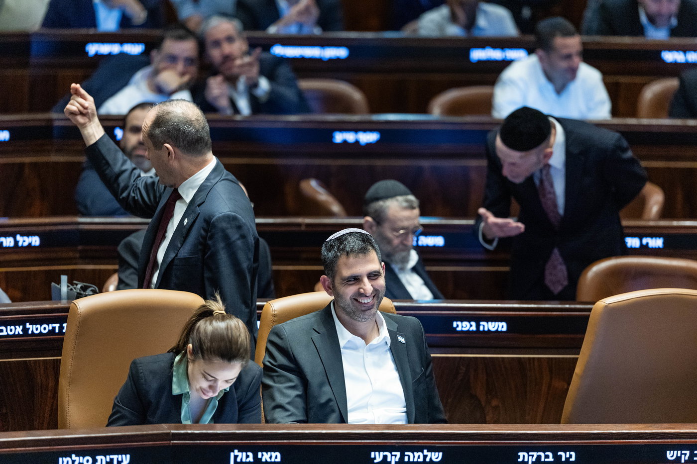 קרעי במליאה כשמעליו הח"כים החרדים