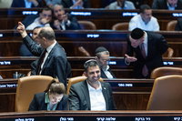 קרעי במליאה כשמעליו הח"כים החרדים