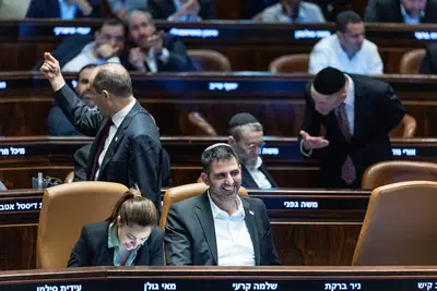 קרעי במליאה כשמעליו הח"כים החרדים