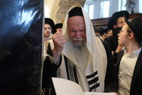 קוֹלֵךְ מִבֶּכִי; לאחר שנים שלא ביקר במקום, המשגיח פרץ בבכי נסער בקבר רחל