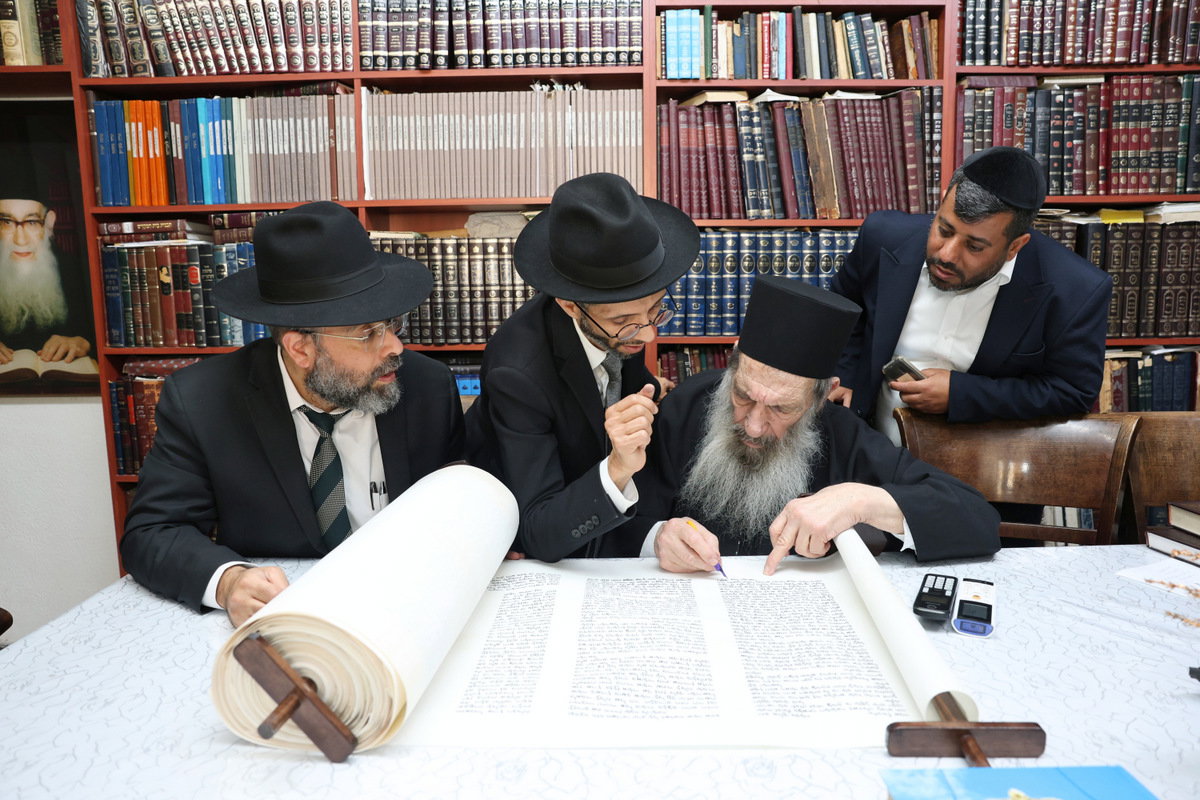 הכנסת ספר תורה לישיבת חיי אברהם
