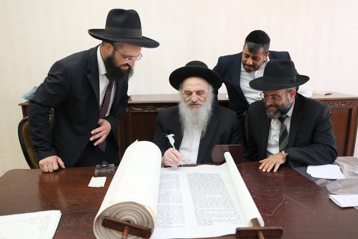 הכנסת ספר תורה לישיבת חיי אברהם