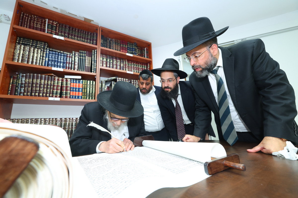 הכנסת ספר תורה לישיבת חיי אברהם